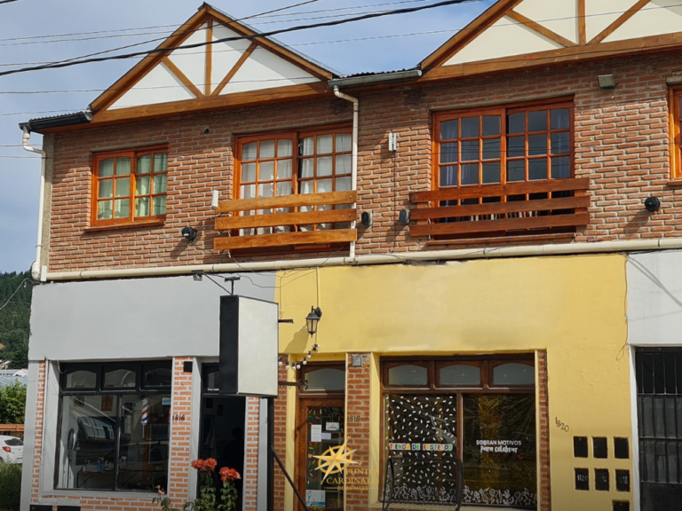 Cuatro viviendas unifamiliares y dos locales comerciales – Esquel, Chubut